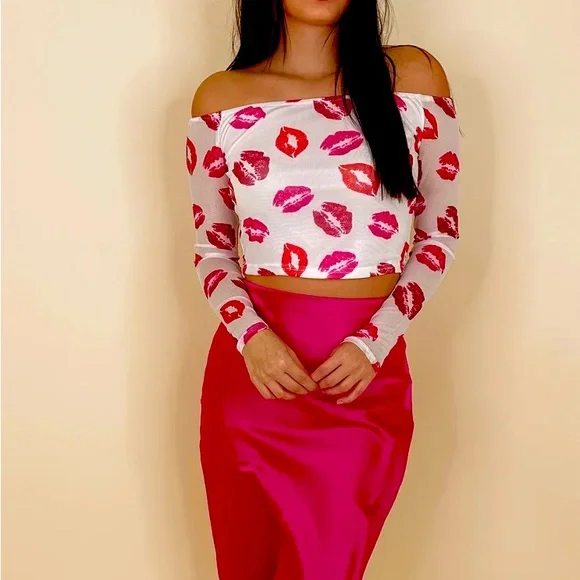 Kisses off the shoulder crop top - Picture 2 of 7